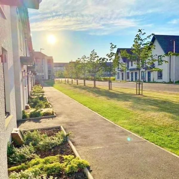 3 bed house with parking near airport, hotel v destinaci Edinburgh