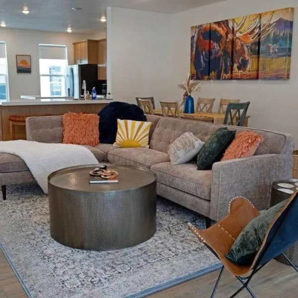 Viesnīca Modern 3BR Retreat Mtn Views & Garage Parking pilsētā South Salt Lake