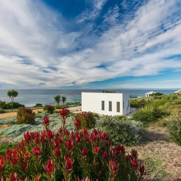 Saltwater - Absolute Oceanfront, Fire Pits, some Villas with Hot Tubs and Sauna、Falmouthのホテル