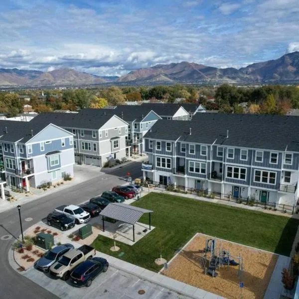 Viesnīca Modern 3BR Retreat Mtn Views & Garage Parking pilsētā South Salt Lake
