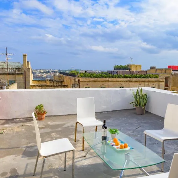 Stylish Valletta 1 bedooom Penthouse with Terrace in the centre with Views, hotel in Valletta