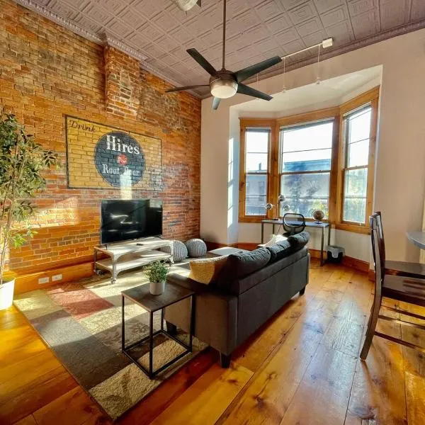 Stunning Studio Overlooking Main Street Parkade!, ξενοδοχείο σε Cedar Falls