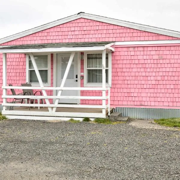 The Hawaiian Cottage 2-Bed by the Sea w fireplace、Graylandのホテル