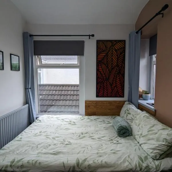 R3 - Cozy Small Double - City & Beach Access, WIFI, Free Parking - Self Catering, hotel in Swansea