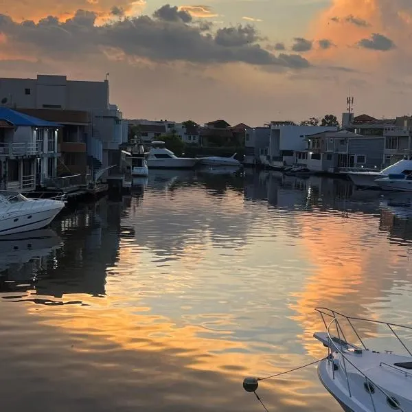 Casa Bote Con Vista a Los Canales De Lecheria Con Muelle Privado、Las Garzasのホテル