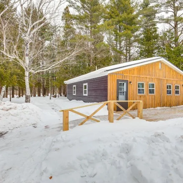 2 Ponds & Trail Access: Peaceful Cabin in Calumet! – hotel w mieście Calumet