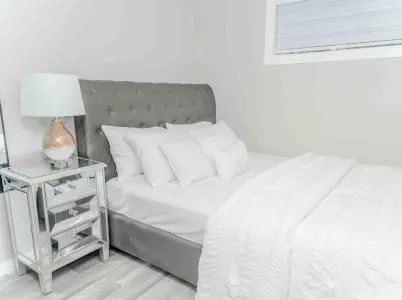 Private one Bedroom Suite for Rent, hotel v destinaci Calgary