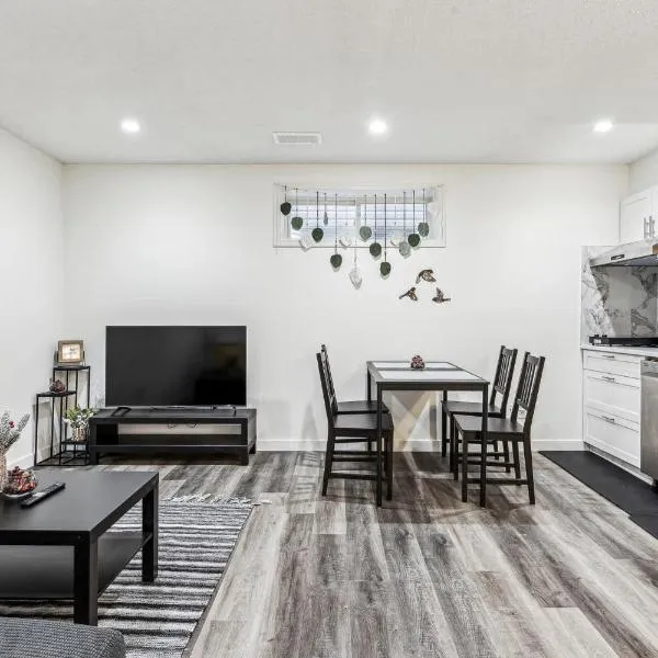 Basement Suite in Calgary - Short Drive to Banff, отель в Калгари