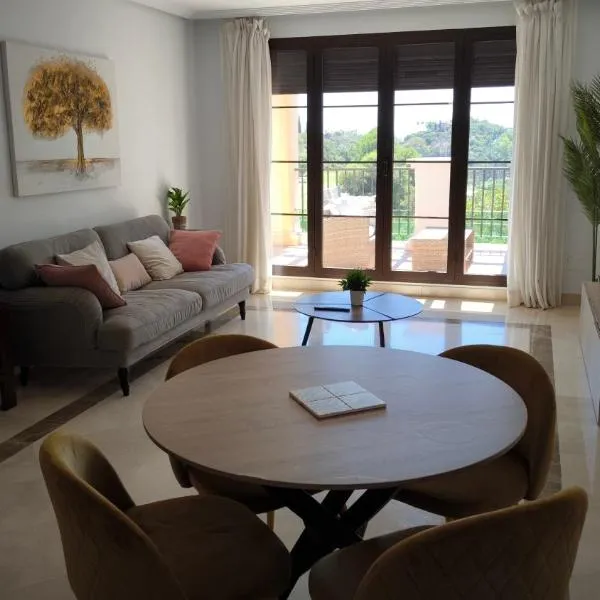 Las Jacarandas Penthouse with Stunning Views & Private Rooftop, hotel v destinaci Benahavís