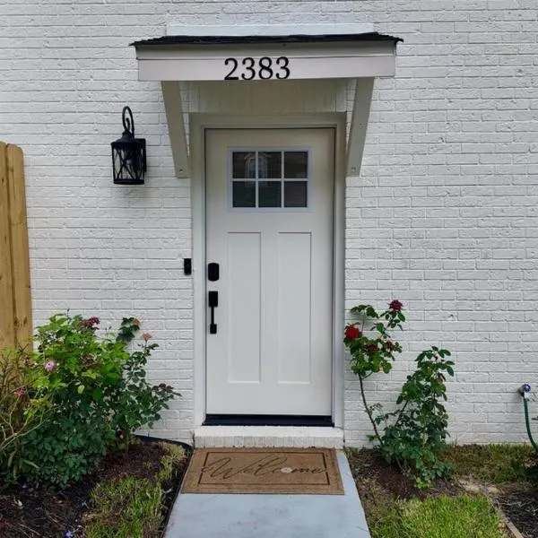 Elegant Townhome Retreat with King Bed Near I-10, Capitol, FSU & FAMU, hotel v destinaci Tallahassee