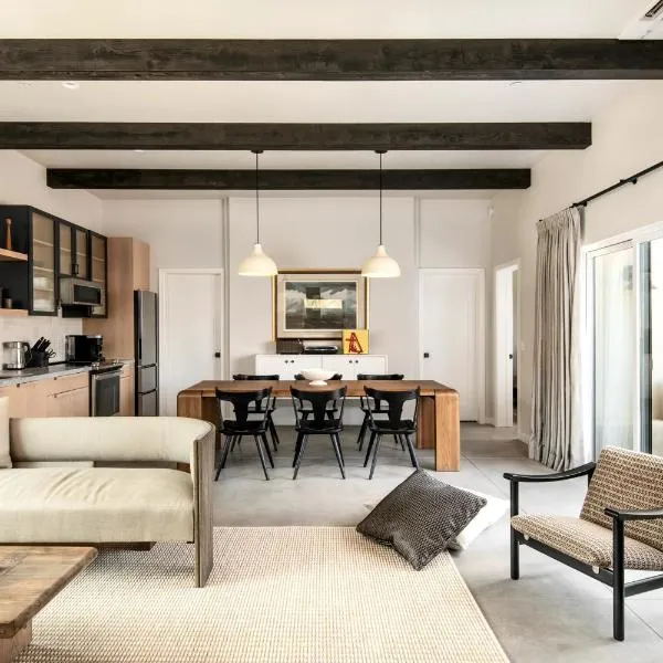 Luxe Boulder Hideaway Mins to JTNP 2 Acres, khách sạn ở Joshua Tree