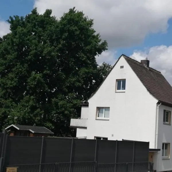 Shiraz-Home das Ferienhaus in Holzminden, 120qm Privatsphäre für ungestörte Erholung, hotel di Holzminden