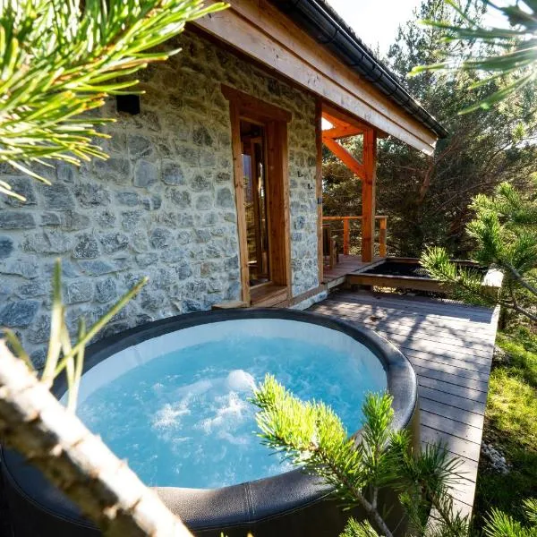 Les Chalets de Chanteloube "chalets insolites & spa", hotel v destinaci Chorges