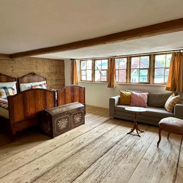 Historic Swiss Chalet Room in Farmhouse Rosalie, hotel v destinaci Brunnadern