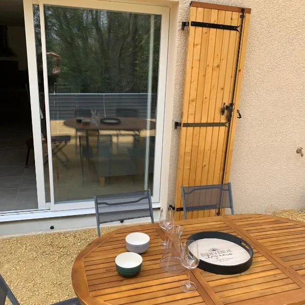 Gîte le kaki, hotel v destinácii Saint-Julien-de-Peyrolas