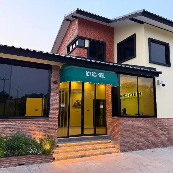 BOX BOX Hotel and Sports Restaurant, מלון בסטאהיפ