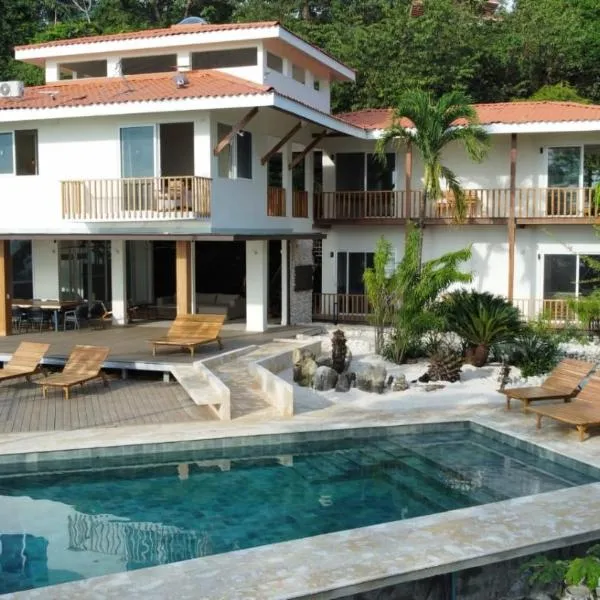 Casa Luna - Private Suites with Ocean View, Pool, AC, WiFi、サンタ・テレサのホテル