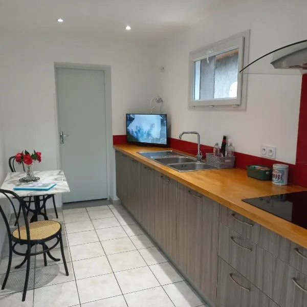 Appartement avec jardin, hotel in Adé