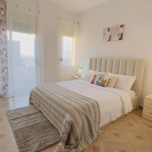 LunaSol seaside Apartments: Dıraç şehrinde bir otel