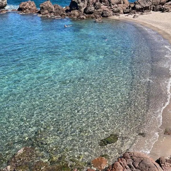 Da Marta Appartamento VISTA MARE MOZZAFIATO ISOLA ROSSA、Cascabragaのホテル