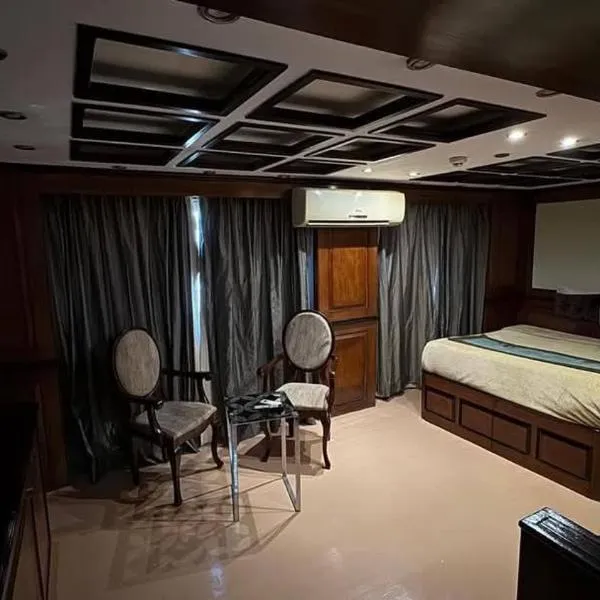 الباخرة ريفر بوت, hotel v Káhiře
