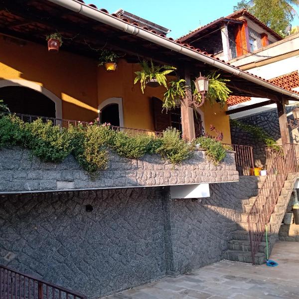 Casa ampla com piscina e confortável