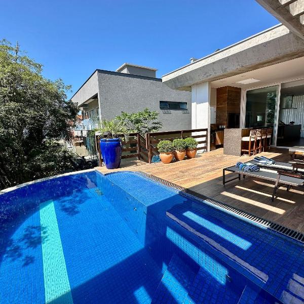 066 - Casa com Piscina e Vista Mar Praia de Bombinhas