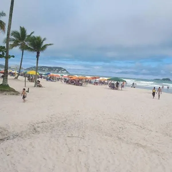 Apto aconchegante pé na areia, hotel in Guarujá