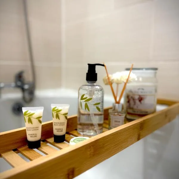Cozy getaway in heart of warwick, hotel in Leek Wootton
