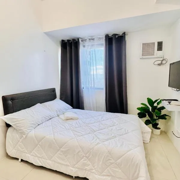 New Condo at Grand Riviera Suites across US Embassy, hotel em Manila