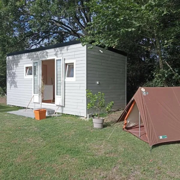 Tiny house sous le chene، فندق في Saint-Roch