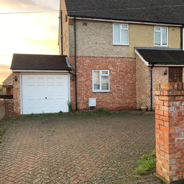 Private Rooms with Shared Bathroom Bus Stop 8 Mins Away, hotel a Earley