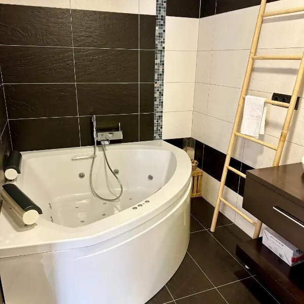 Casa con jacuzzi y piscina con vistas al castillo, hotel in Corbera de Alcira