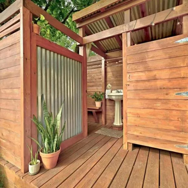 Retro Motorhome - Epic Outdoor Shower and Firepit