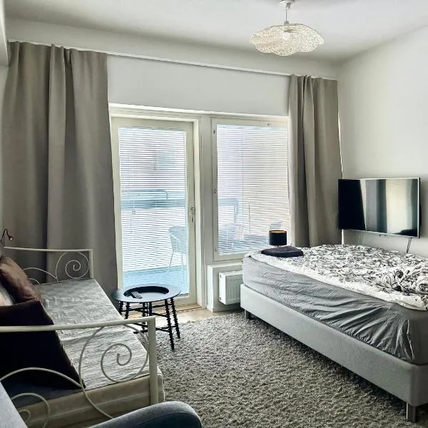 Rauhallinen studio isolla parvekkeella, hotel a Joensuu