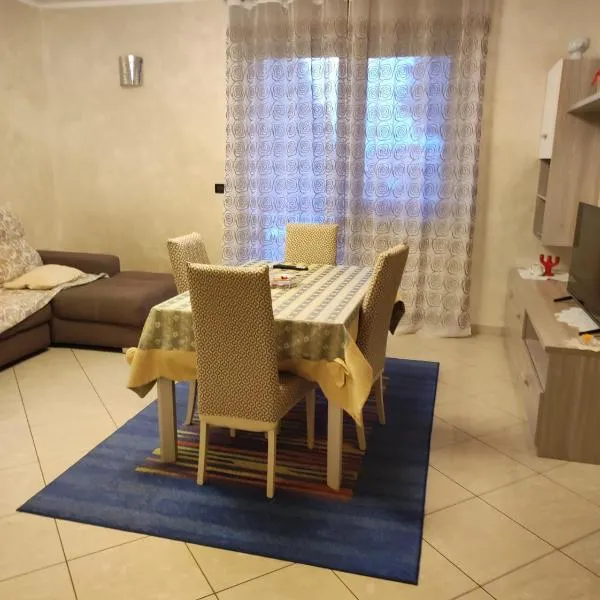 Spazioso appartamento su due piani, hotel v destinaci Leinì
