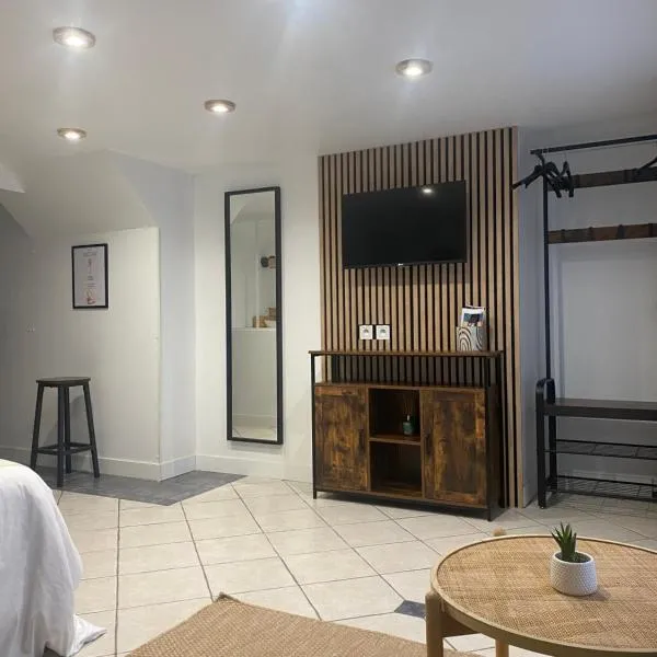 appartement entier Rez de maison avec extérieur proche Reims, Hotel in Tinqueux