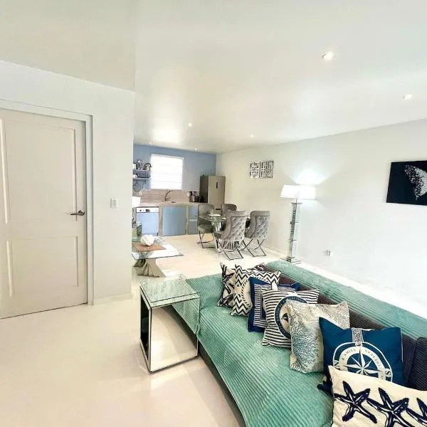 Blue Icon Apartment at Mambo Beach with pool, hôtel à Willemstad