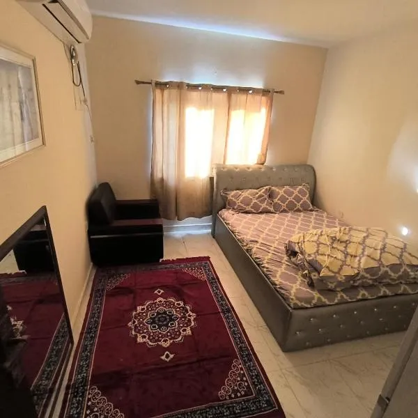 Family room near to gold market back side of bus station, hotel v destinaci Adžmán