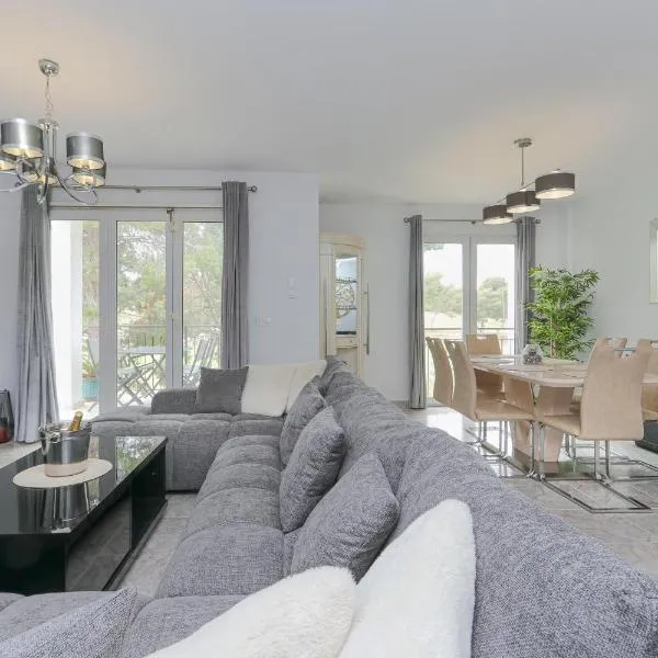 Presidential suite Villamartin Plaza Av Brisas 70, hotel in Alicante