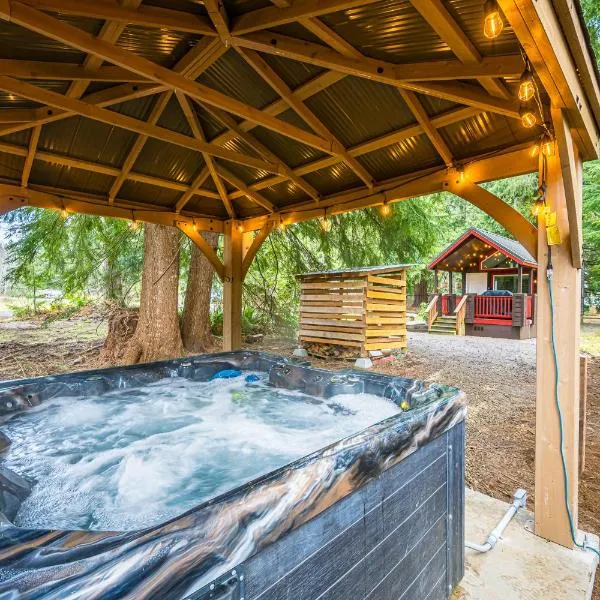 Trout Corner wooded tiny home, hotel v destinaci Forks
