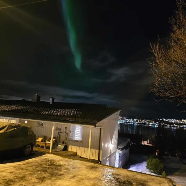 Koselig leilighet over to plan., Hotel in Tromsø