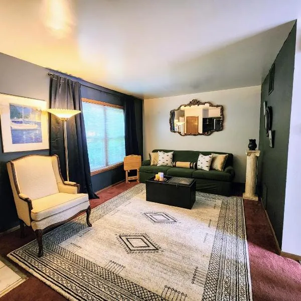 Retro 2 BR Home 6 mins to United Center with Parking, hotel in Chicago
