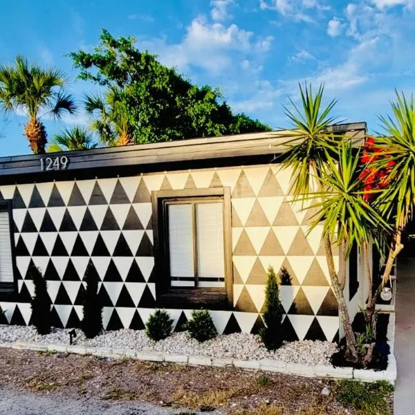 Beach Bungalow By The Sea 2, hotel in Cocoa Beach