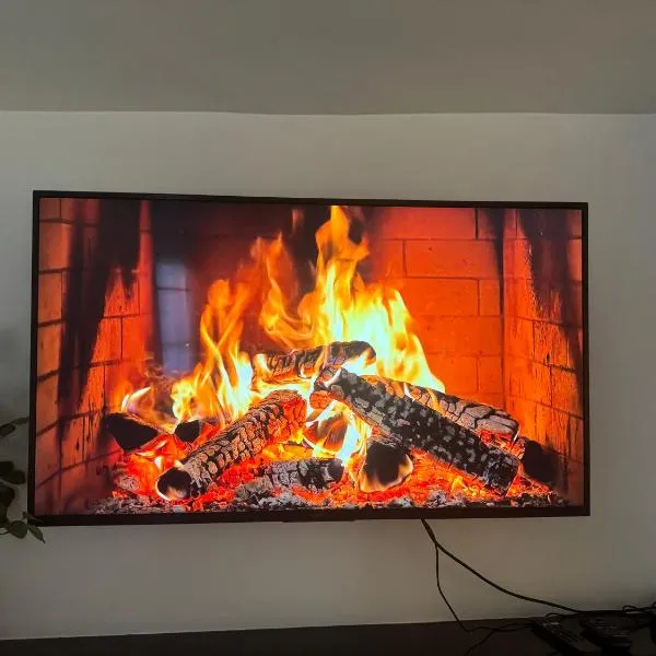 One bedroom with modern kitchen, balcony with water view, hotel in Greenwich