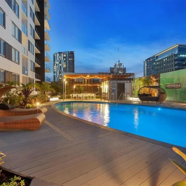 Luxury 2 Bedroom Apt near South Bank with Free Car Park, Pool, City Views and Sofa Bed, hotel di Brisbane