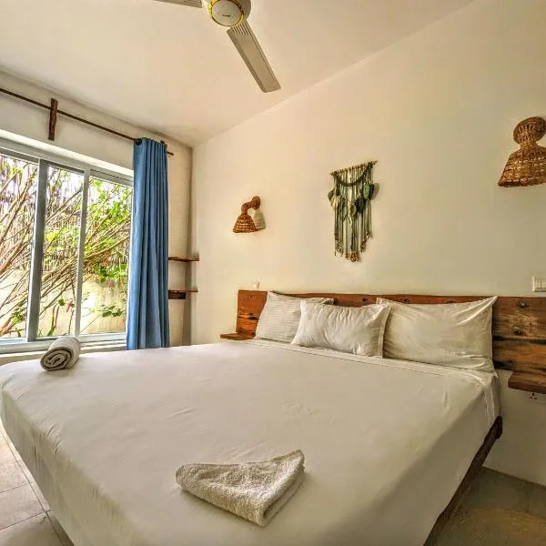 the moon coliving & holiday apartments، فندق في باجي