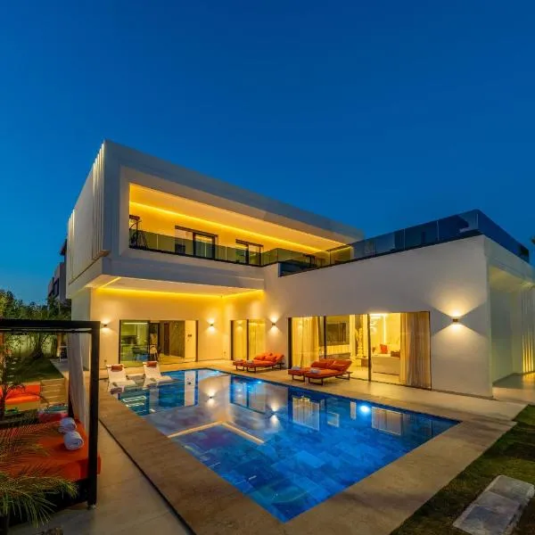 Luxury Villa Heated Pool, Cinema & Game Room, hotel v Marrákéši