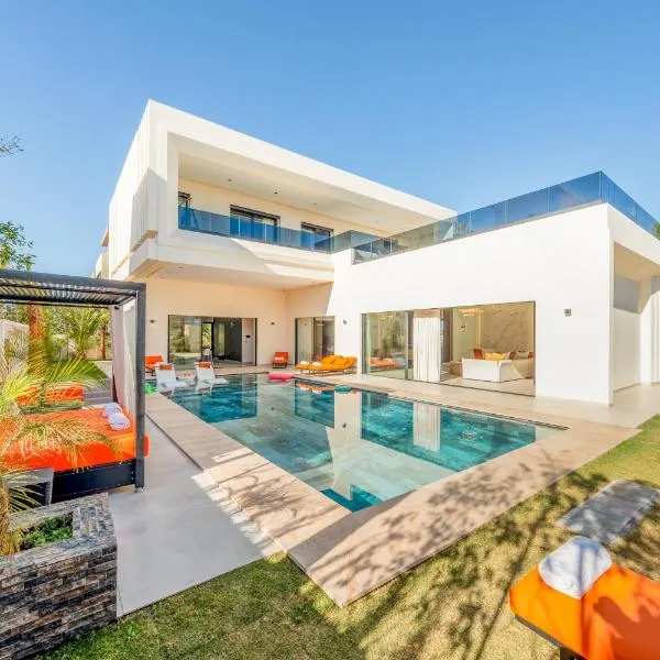 Luxury Villa Heated Pool, Cinema & Game Room, Hotel in Marrakesch