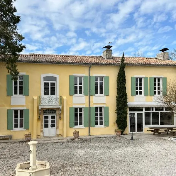 Grande maison en bord de rivière، فندق في Cambes